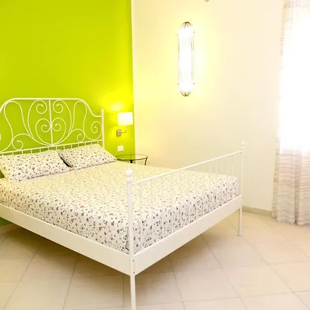 With One Bedroom In With Furnished Balcony And Wifi 3 Km From The Beach スカンツァーノ・イオーニコ