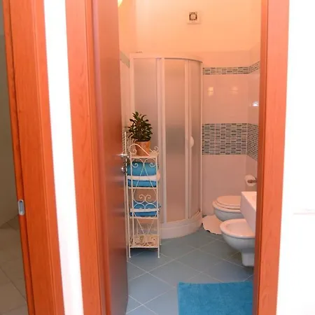 With One Bedroom In With Furnished Balcony And Wifi 3 Km From The Beach アパート スカンツァーノ・イオーニコ