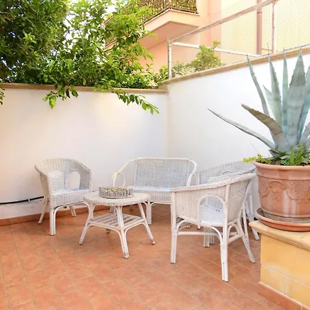 With One Bedroom In With Furnished Balcony And Wifi 3 Km From The Beach شقة *
